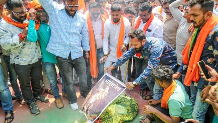Vishwa Hindu Parishad (VHP), Bajrang Dal and other Right-wing outfits burn poster of Aurangzeb. | ANI