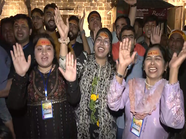 300 Indian origin Pakistani citizens visit Dwarkadhish Temple in Gujarat 