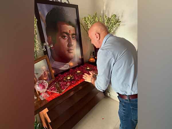 Anupam Kher visits family of Manoj Kumar, pays tribute to legendary actor