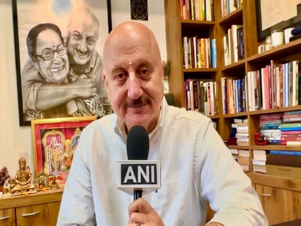 Anupam Kher offers prayers at Siddhivinayak Temple on occasion of Hanuman Jayanti