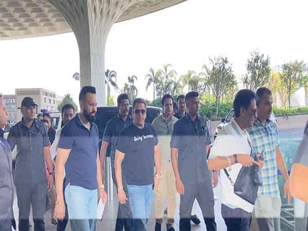 Salman Khan spotted at Mumbai airport, smiles for paparazzi