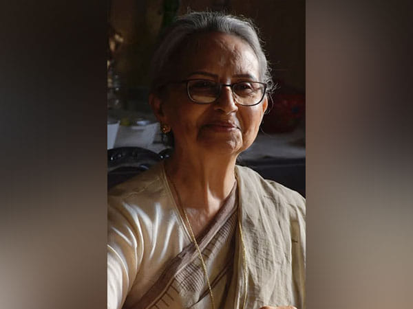 Soha Ali Khan celebrates her mother Sharmila Tagore's return to Bengali cinema