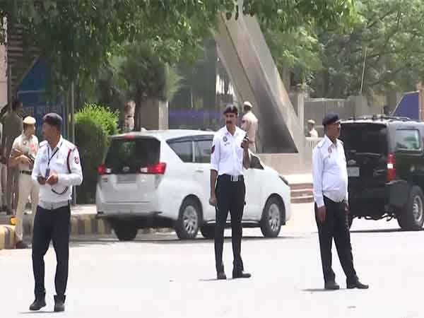 Delhi: US Vice President JD Vance visits Central Cottage Industries Emporium along with family 