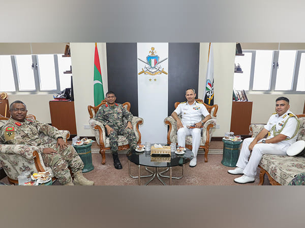 Indian Naval Officer pays courtesy visit to Maldives defence officials