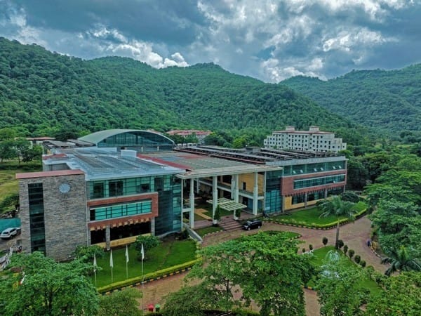 Universal Business School Redefines Management Education with an AI-powered MBA Curriculum