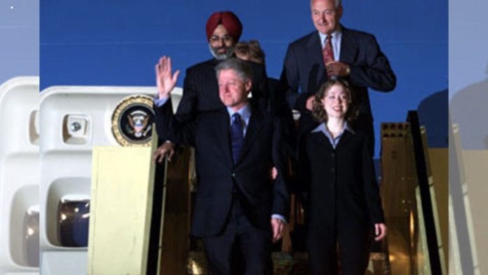 Then US President Bill Clinton and his daughter Chelsea arriving at Palam Air Force Station, New Delhi in March 2020 | Source: clintonwhitehouse4.archives.gov