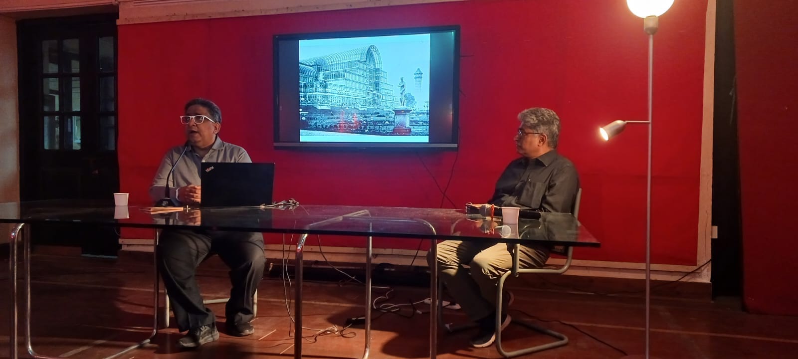 Architects Mustansir Dalvi and Vikas Dilwari presenting the history of the JJ School and Mumbai