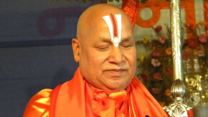 Jagadguru Rambhadracharya delivering a sermon in Moradabad | Photo: Wikipedia