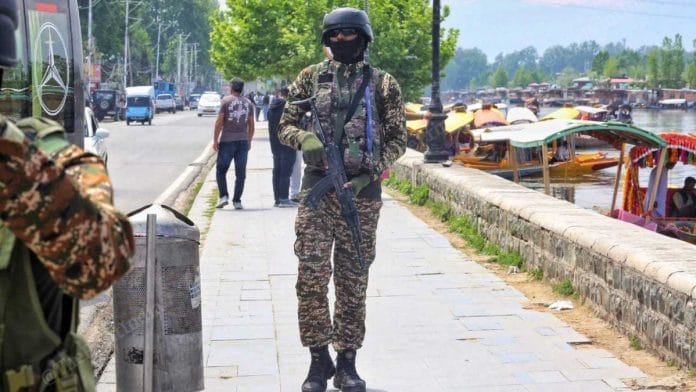 Representational image | A soldier patrolling the periphery of Dal Lake in Srinagar | Praveen Jain | ThePrint