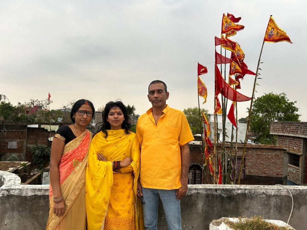 Khushbu Pandey with her parents 