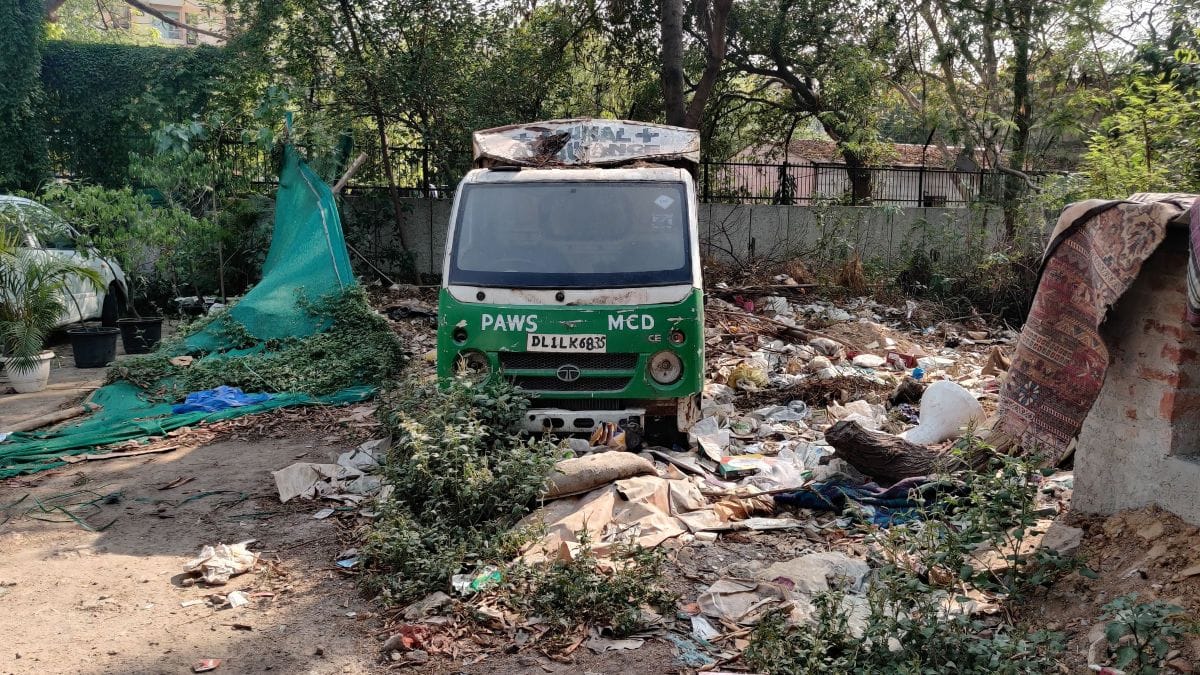Abandoned MCD van outsisde the ABC centre. | Mrinalini Dhyani | ThePrint
