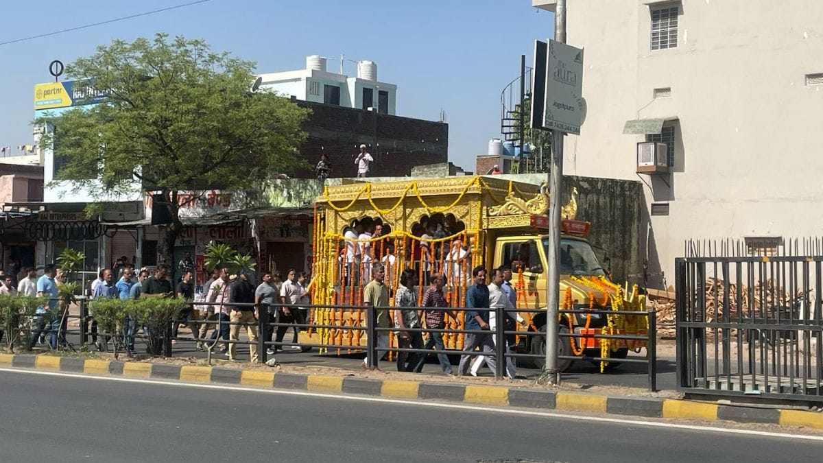 Neeraj Udhwani’s body was transported from the family's residence in Model Town to the crematorium in a garlanded truck, followed by a convoy of family members, friends, and local residents | Photo: Udit Hinduja | ThePrint