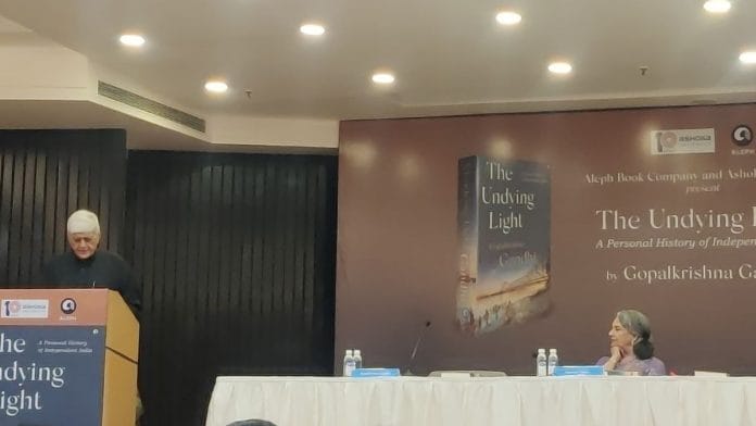 Gopalkrishna Gandhi reads an excerpt from his memoir, The Undying Light: A Personal History of Independent India, as chief guest Sharmila Tagore looks on| Photo: Sakshi Mehra, ThePrint
