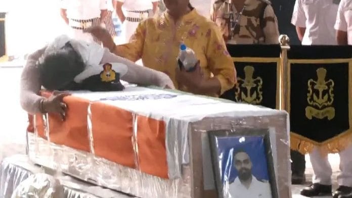 Vinay Narwal's wife paying last tributes | ANI
