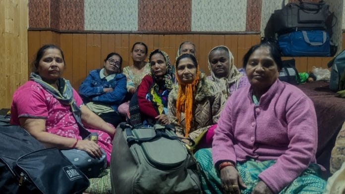 Stranded tourists take shelter in Srinagar gurdwara | Sharan Veer, ThePrint