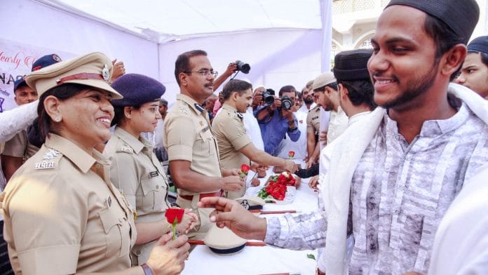 Police officials distribute roses to devotees on the occasion of Eid-ul-Fitr festival in Nagpur | ANI