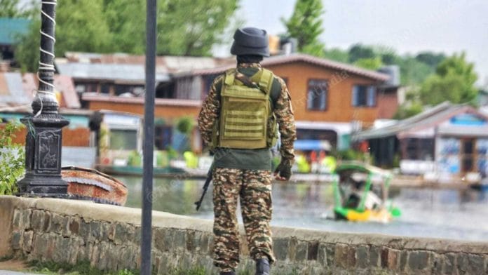 Army personnel at Dal Lake in Kashmir | Praveen Jain | ThePrint