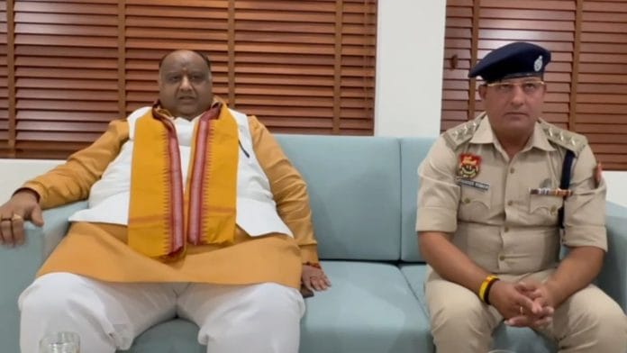 BJP leader Manish Singla (left) with Haryana Deputy Superintendent of Police (DSP) Jitendra Rana in the apology video | Haryana Police