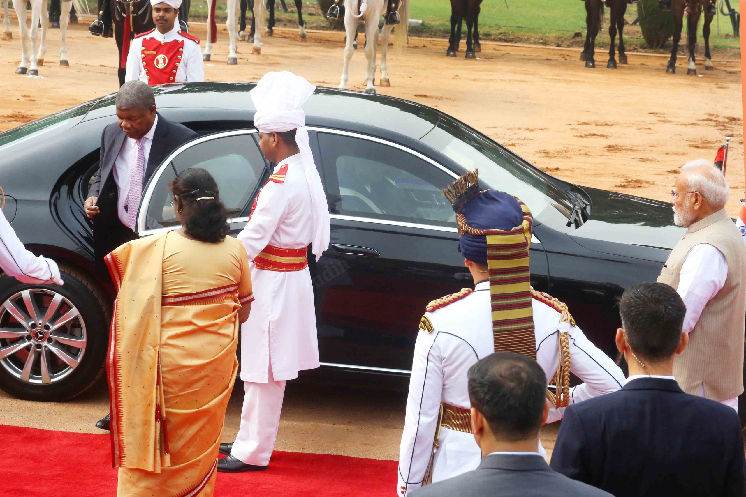 President Droupadi Murmu welcomes the Angolan president at Rashtrapati Bhawan. | Photo: Praveen Jain | ThePrint