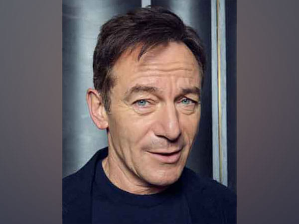 Jason Isaacs pokes fun at 'The White Lotus' cast feud rumours
