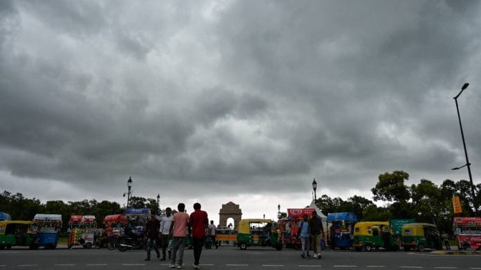 A view of India Gate as clouds hover above | Photo: ANI