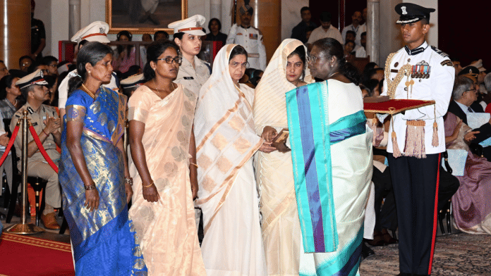 President Droupadi Murmu presents Shaurya Chakra (Posth) to CRPF commando Pawan Kumar, being received by his mother and wife during Defence Investiture ceremony 2025 | X/@rashtrapatibhvn