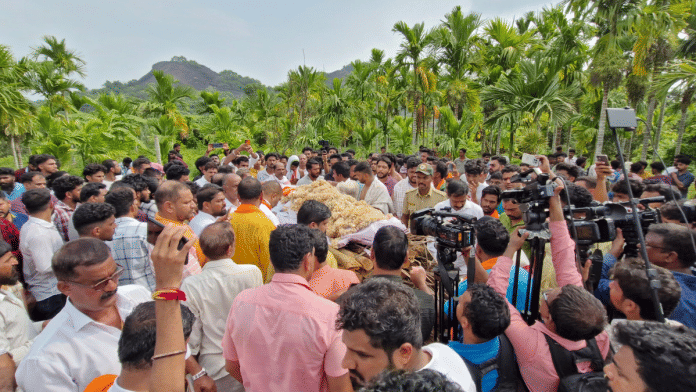 Several politicians and pro-Hindutva leaders stood by as Suhas Shetty's family performed his last rites Friday | Sharan Poovanna | ThePrint