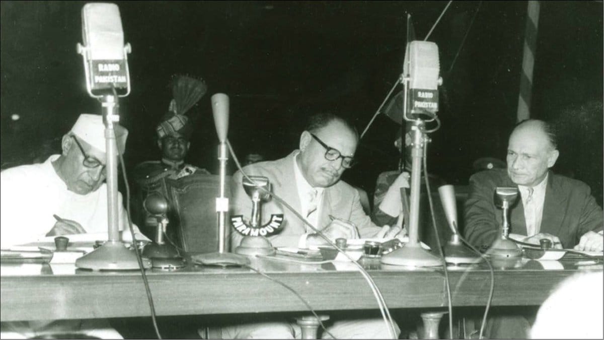 Jawaharlal Nehru and Ayub Khan signing the Indus Water Treaty. Karachi, 1960 | Photo via X/@darshanpathak