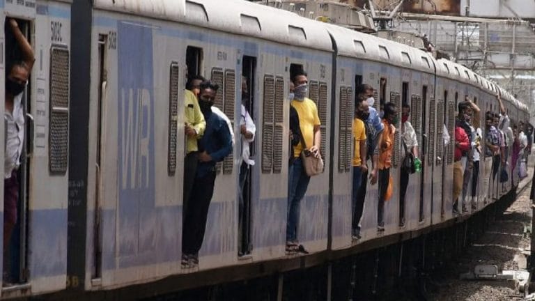 7 die daily on Mumbai trains due to overcrowding, trespassing. PAC’s 2017 solutions ignored