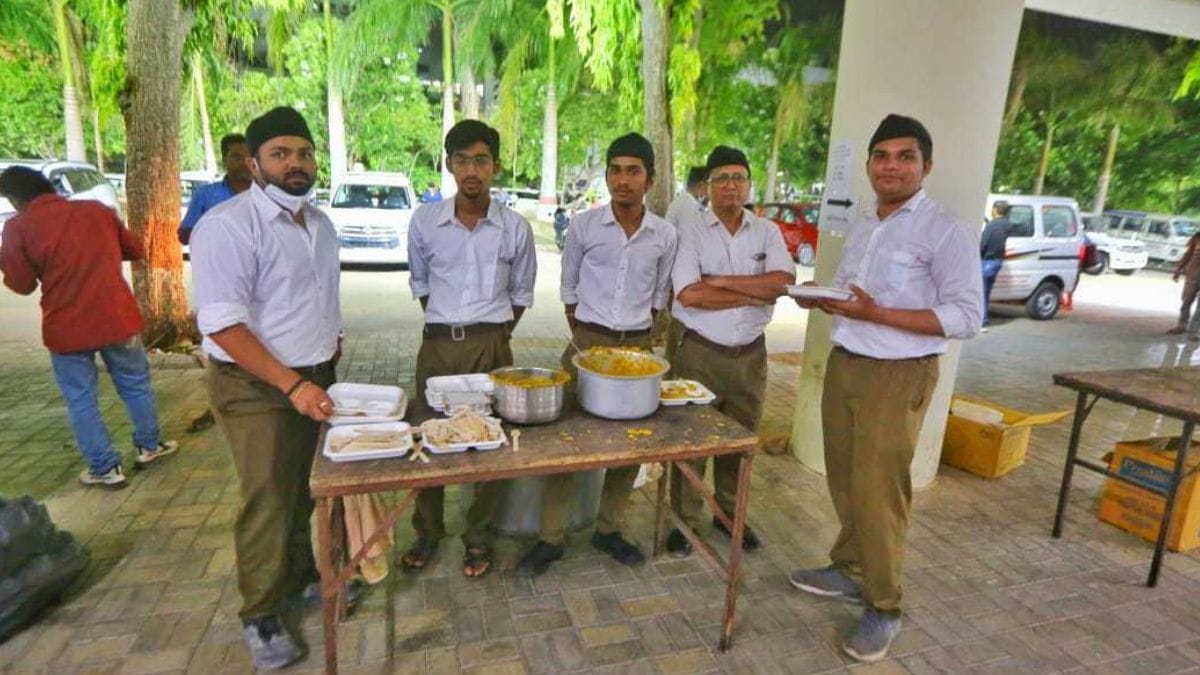 RSS cadres with tea, biscuits and khichdi for the victims' families, at B.Y. Medical College | Praveen Jain | ThePrint