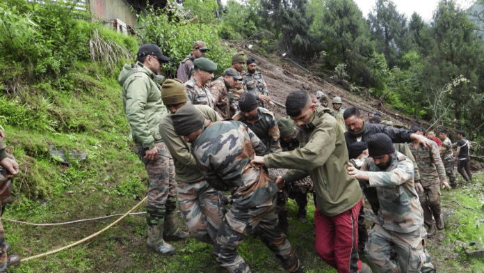 Army personnel during their rescue after landslide at Chaten, North Sikkim | X/@trishakticorps ·