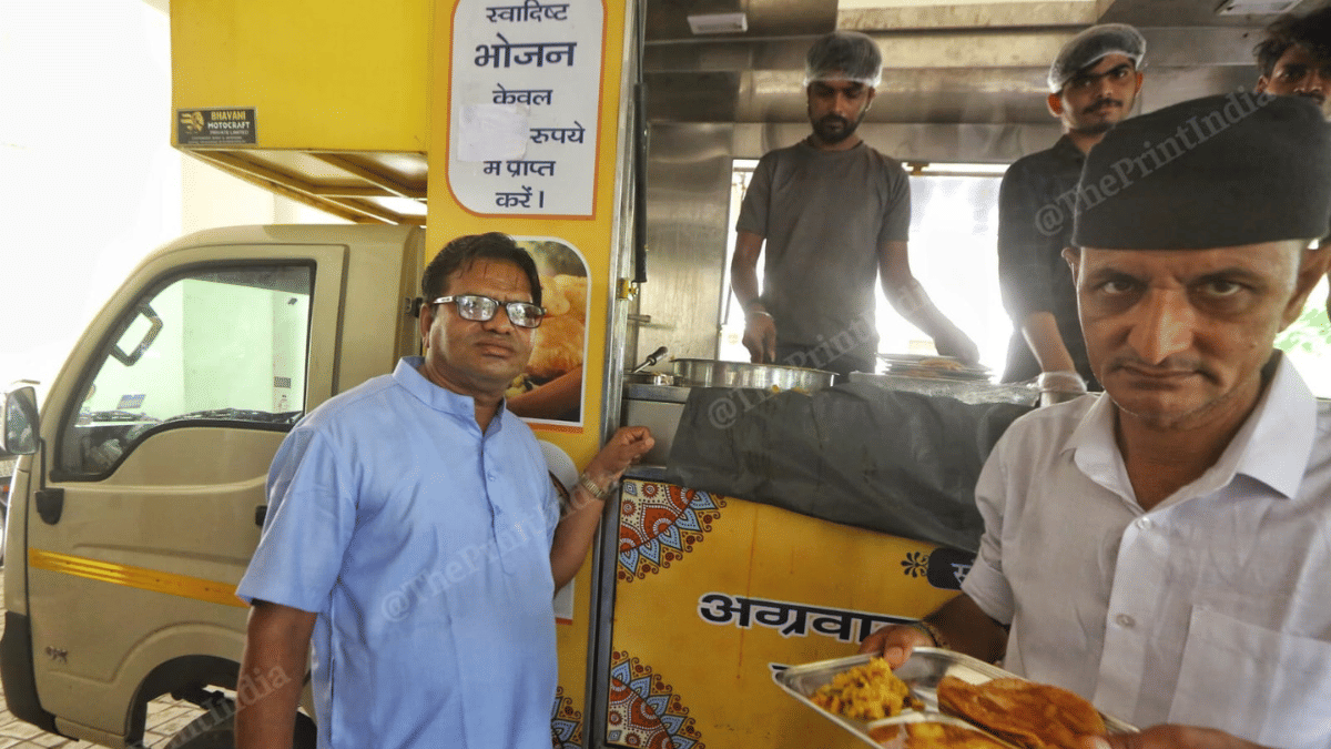 Prakash Bhai Goswami (blue kurta) of Agrawal Seva Samiti beside the Bhojan Rath (food chariot) at Ahmedabad's BJ Medical College on Sunday | Praveen Jain | ThePrint