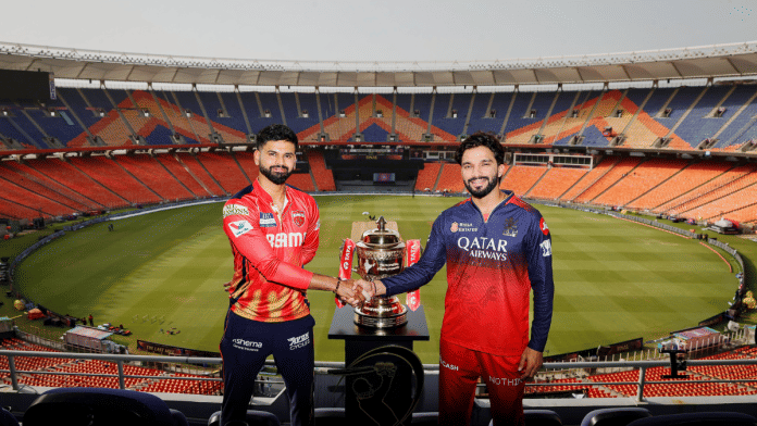 The two captains with the trophy before the final dace-off | X: @IPL