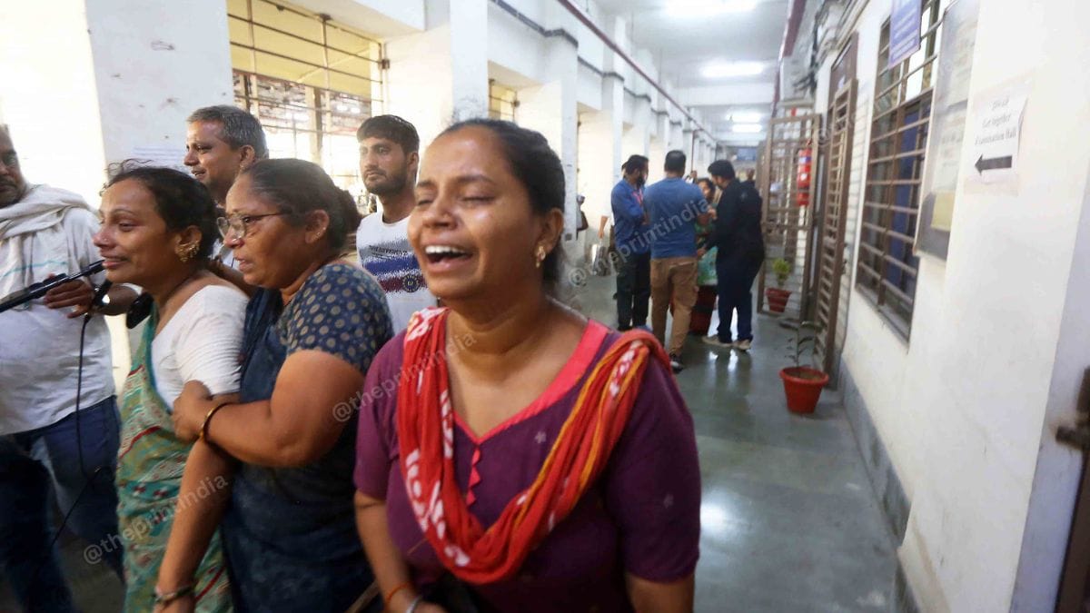 Family members of Sarla Ben in the corridors of BJ Medical College, Ahmedabad | Praveen Jain | ThePrint