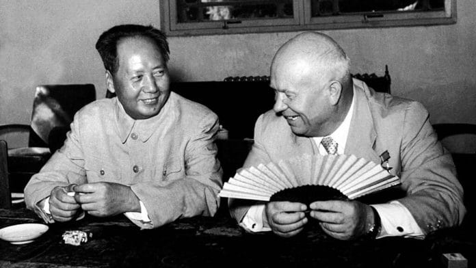 Mao Zedong and Nikita Khrushchev in Peking, 1957 | From 1954, the Soviet-Chinese relationship had begun to experience severe strains. The dispute was, among other things, an argument between Khrushchev and Mao over the legacy of Joseph Stalin | Photo: Wikimedia Commons