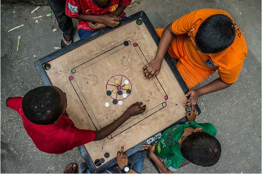Boys playing carrom, Tanzania, 2015 | Photo:Simionescu Victor