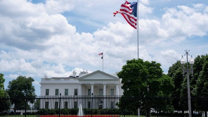 Flag of the US outside White House | Photo: Reuters