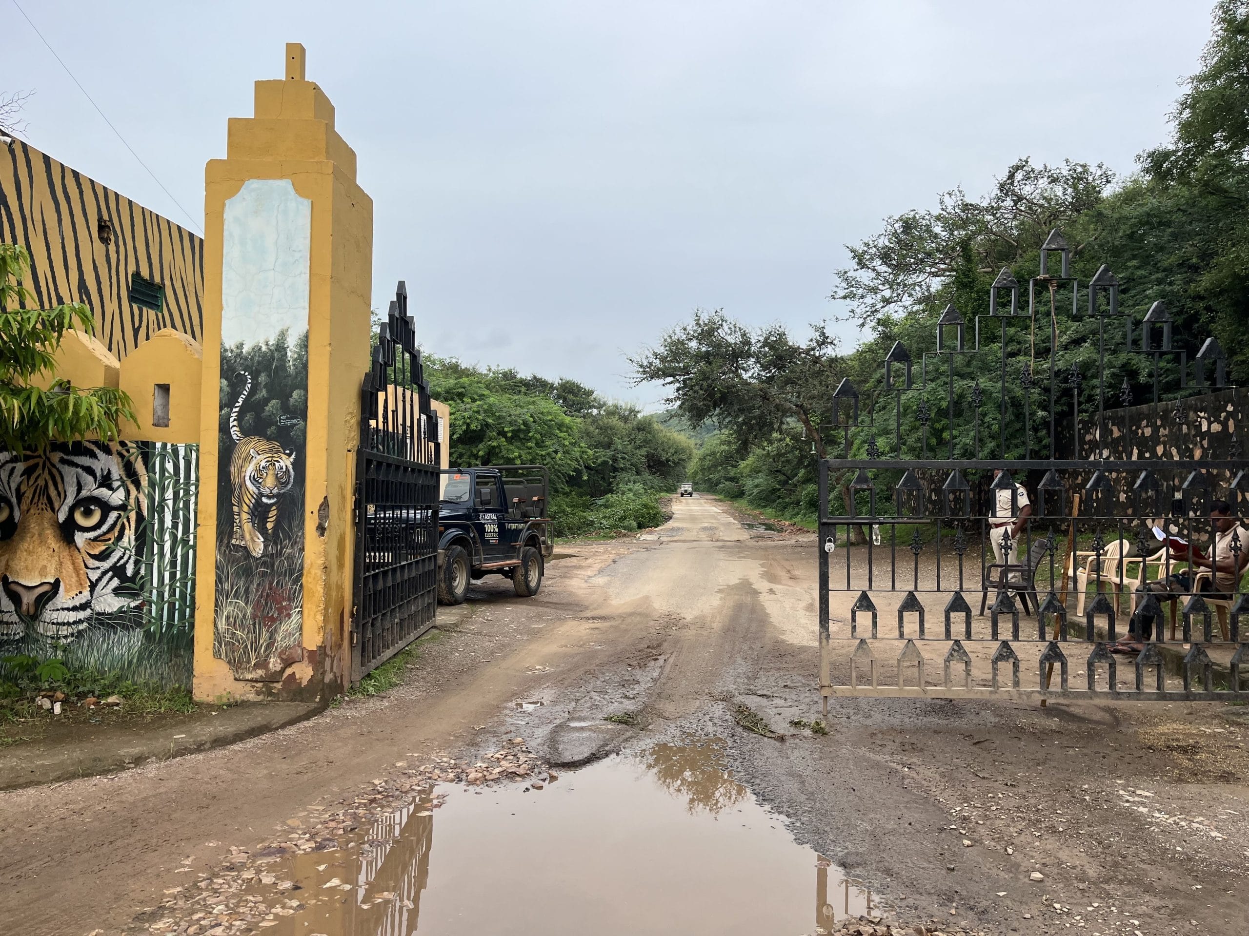 The shared gate that leads to the tourist zone, the Ranthambore Fort and the Ganesh Temple. 