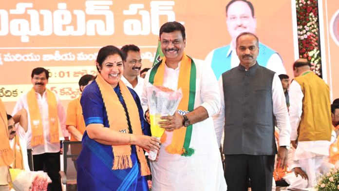 Former Andhra Pradesh BJP head Daggubati Purandeswari welcomes her successor PVN Madhav | X/@BJP4Andhra