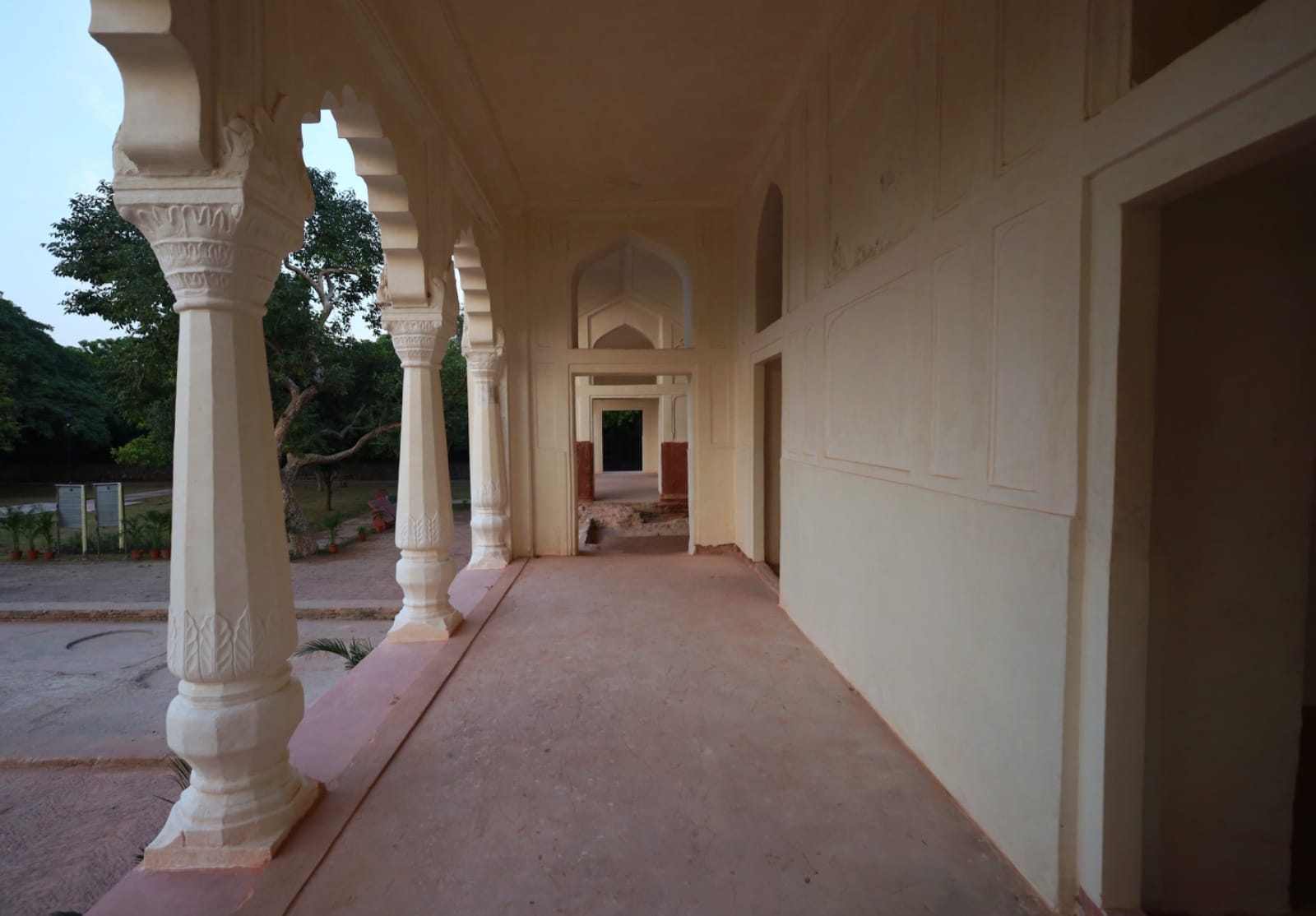 Sheesh Mahal courtyard