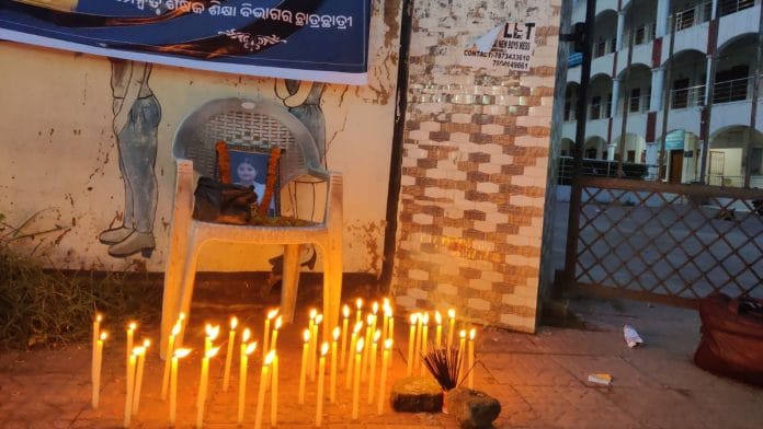 Students paid tribute to Soumyashree Bisi by lighting candles and chanting “Soumyashree Amar Rahe (long live Soumyashree)” outside the college campus | Sakshi Mehra, ThePrint