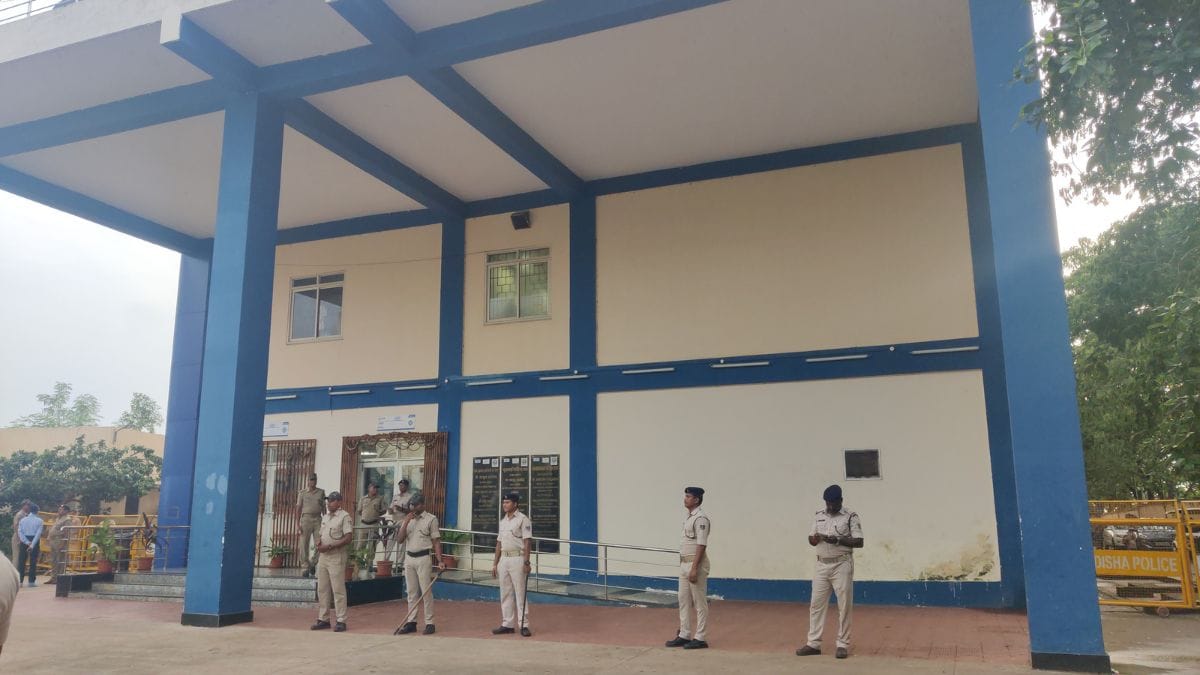 Heavy police presence outside the burn ward of AIIMS Bhubaneswar for security ahead of the President’s visit | Sakshi Mehra, ThePrint
