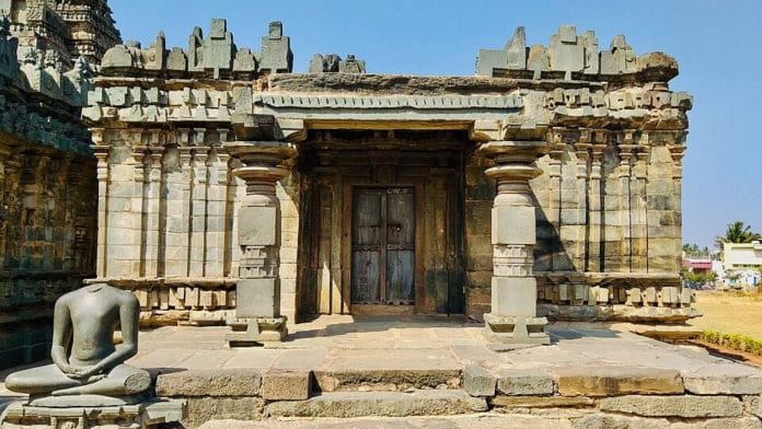 An early 11th-century Jain temple, Brahma Jinalaya, in Lakkundi, Karnataka. Above: a small damaged temple next to the main temple | Photo: Wikimedia Commons