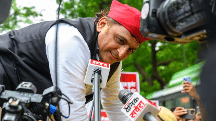 Akhilesh Yadav over the barricade during protests against ECI's 'vote chori' | Ankit Roy | ThePrint