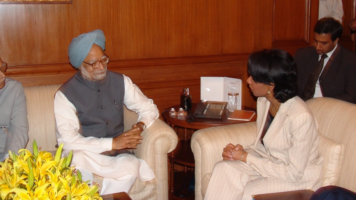 PM Manmohan Singh in conversation with US Secretary of State Condoleezza Rice in New Delhi 16 March, 2005 | flickr @US Embassy in New Delhi