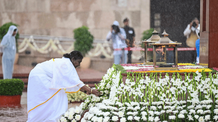 President Droupadi Murmu pays homage at the National War Memorial on the occasion of the 79th Independence Day, in New Delhi. | X\@rashtrapatibhvn
