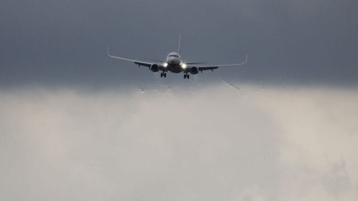 A flight caught in turbulence | Commons