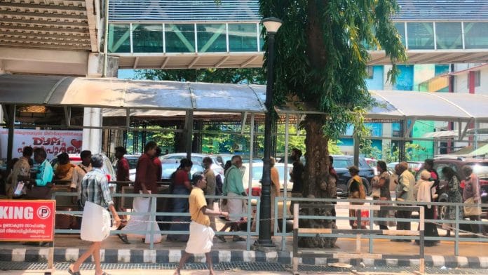 People queuing up at Thiruvananthapuram Medical College for DYFI food packs | Aneesa PA | ThePrint