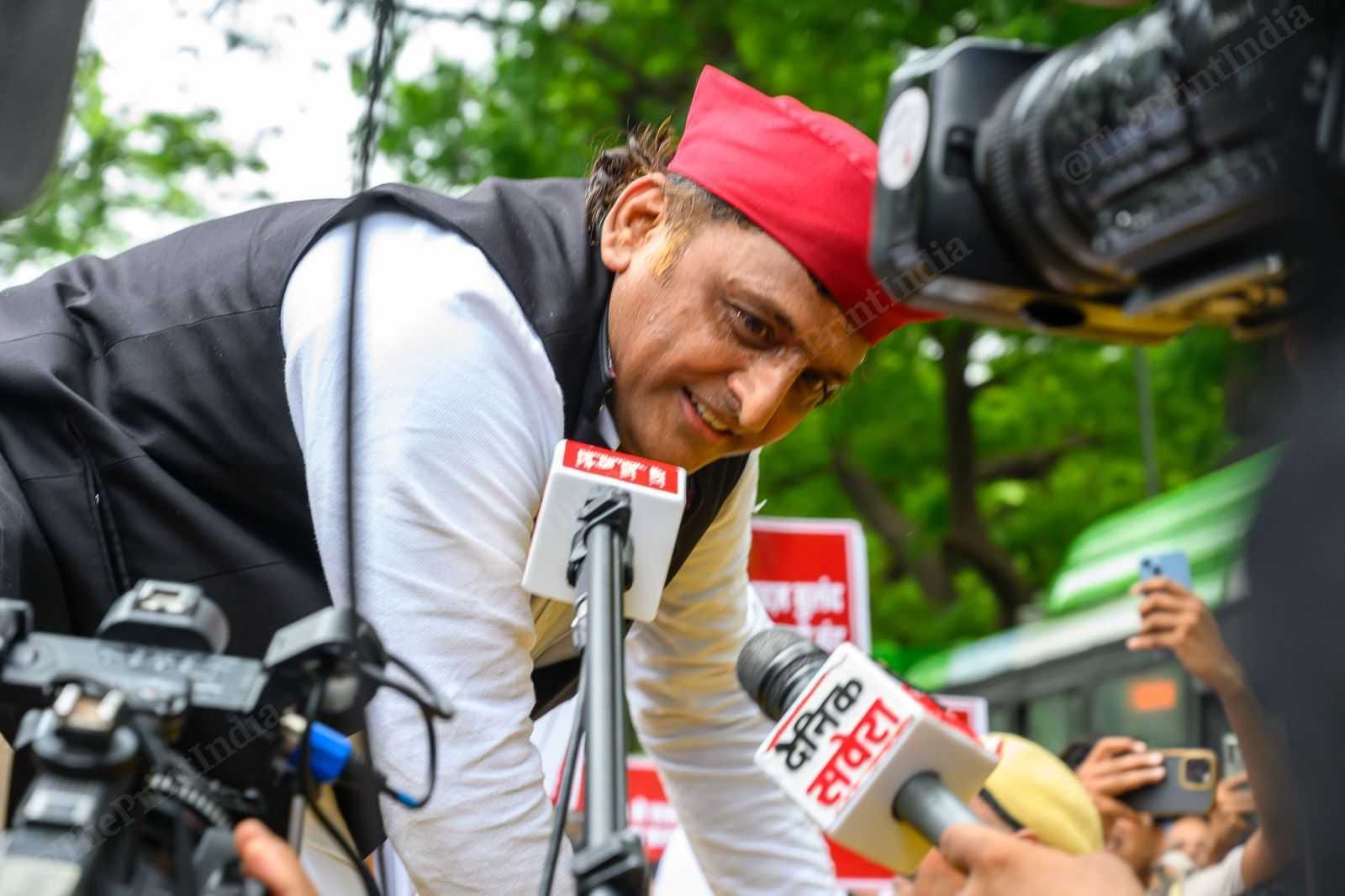 Akhilesh Yadav climbs over the police barricade | Praveen Jain | ThePrint
