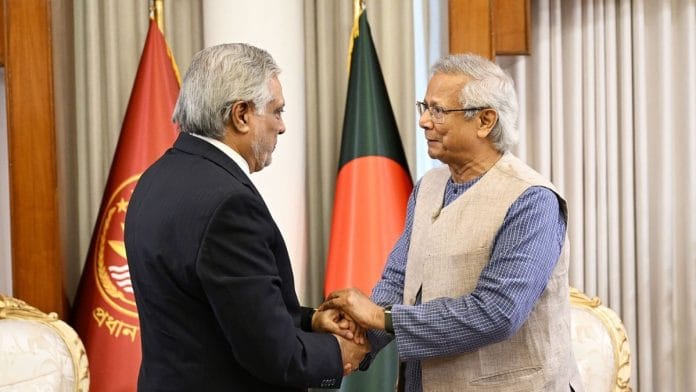 Pakistan Dy PM & Foreign Minister Ishaq Dar with Bangladesh interim Chief Adviser Muhammad Yunus in Dhaka | X: @ChiefAdviserGoB